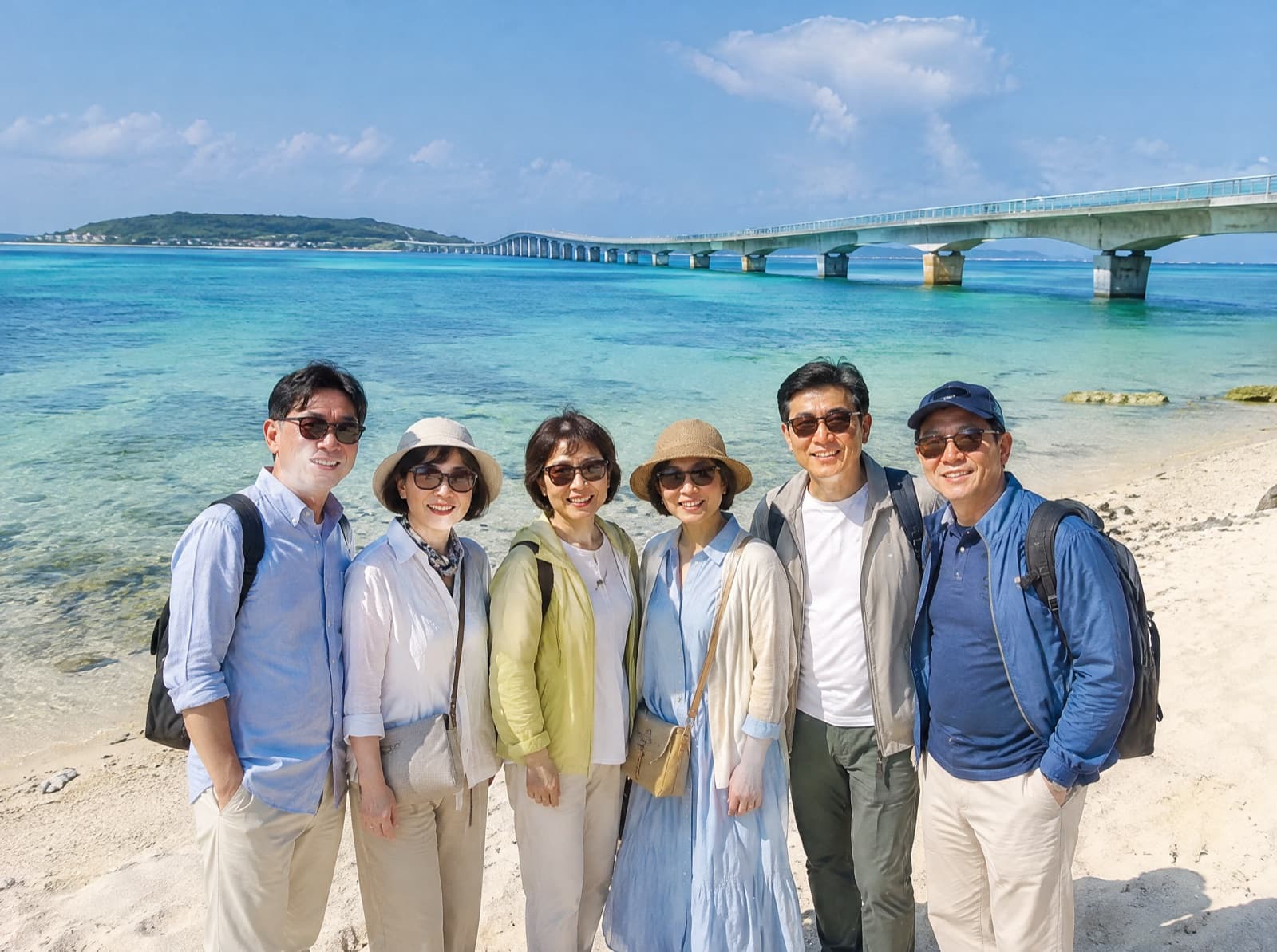 오키나와 고우리 대교와 에메랄드 바다
